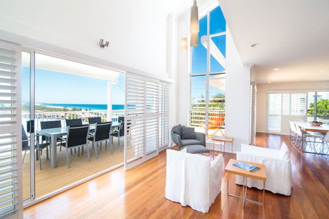 The White House - Central Coolum With Spectacular Ocean Views And WiFi - Accommodation Gladstone 0