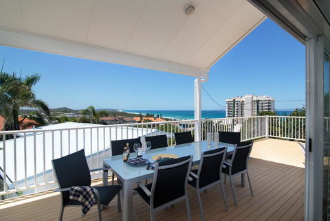 The White House - Central Coolum With Spectacular Ocean Views And WiFi - Accommodation Gladstone 3
