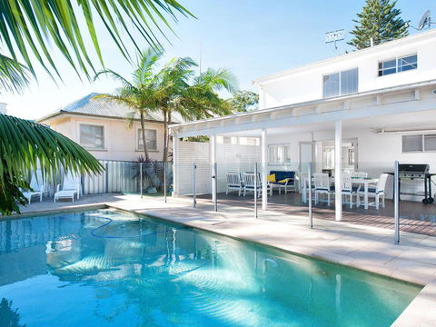 The White House', 25 Tomaree Road - Fantastic House With Pool, Linen FOXTEL & WII-U - Accommodation Gladstone 0