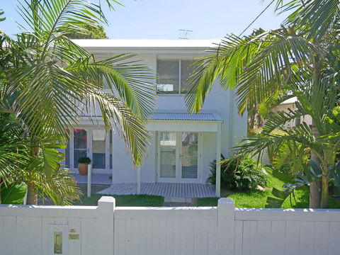 The White House', 25 Tomaree Road - Fantastic House With Pool, Linen FOXTEL & WII-U - Accommodation Gladstone 3
