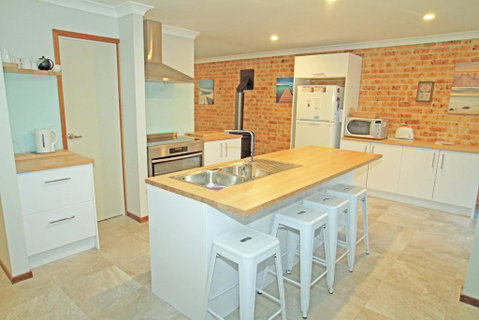 Thora Street Waterfront - Accommodation Gladstone 2