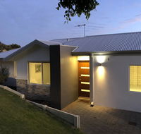 Three Bedroom Two Bathroom Family Home - Accommodation Gladstone