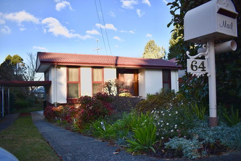 Three Sisters Garden Cottage - Accommodation Gladstone 0