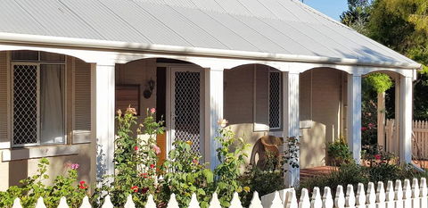 Tillbrook Cottage - Accommodation Gladstone 0