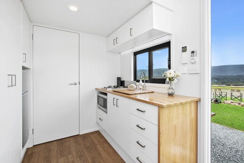 TINY HOME......BIG Views - Accommodation Gladstone 3