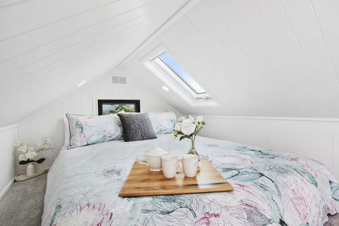 TINY HOME......BIG Views - Accommodation Gladstone 1