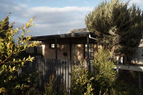 Tomfoolery Winemaker's Cottage Barossa Valley - Accommodation Gladstone 1