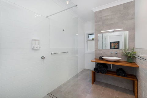 Toms Cottage - Wilgowrah -A Country Escape - Accommodation Gladstone 3