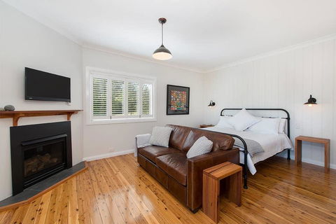 Toms Cottage - Wilgowrah -A Country Escape - Accommodation Gladstone 1