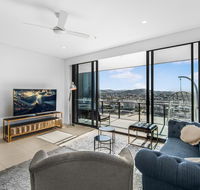 Top Floor 3 Bed Apartment with Million Dollar Views - Accommodation Gladstone