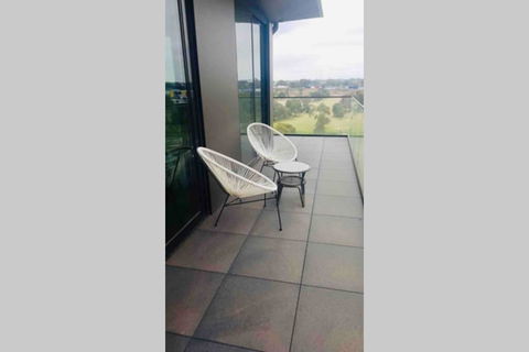 Top Floor Views, Yarraville, 2 Bedroom, 2bathroom - Accommodation Gladstone 0