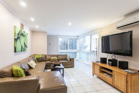 Torquay Retreats - Anderson - Accommodation Gladstone 0