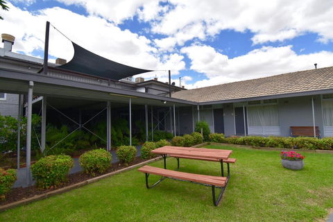 Townhouse Motel Cowra - Accommodation Gladstone 1