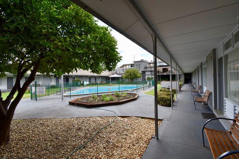 Townhouse Motel Cowra - Accommodation Gladstone 3