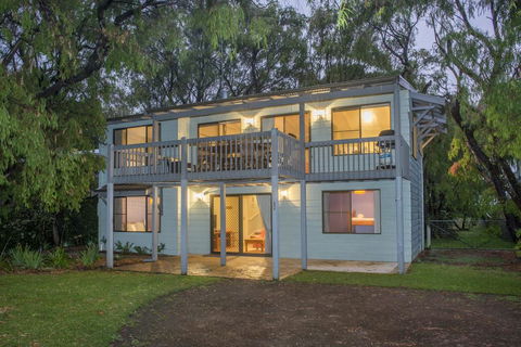 Tranquil Waters - Pet Friendly Family Beach House In Quindalup - Accommodation Gladstone 0