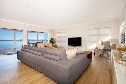 Tranquility Absolute Waterfront - Pet Friendly - 10 Mins To Hyams Beach - Accommodation Gladstone 2