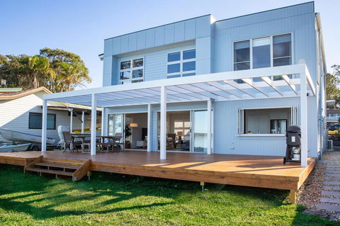 Tranquility Absolute Waterfront - Pet Friendly - 10 Mins To Hyams Beach - Accommodation Gladstone 1