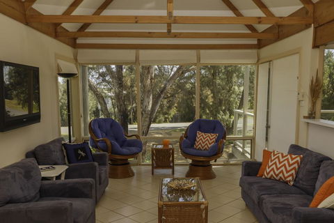 Tranquillity On Riverview - 33 Riverview Drive - Accommodation Gladstone 3