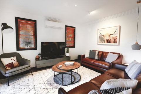 Tre Sorelle Camden - Accommodation Gladstone 1