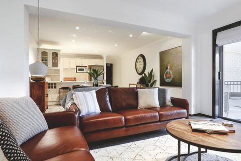 Tre Sorelle Camden - Accommodation Gladstone 0