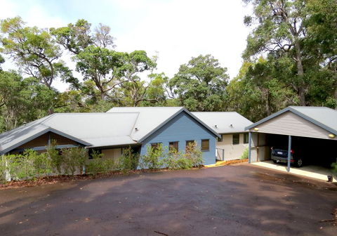 Treehouse - 3 Acre Elevated Nature Setting - Accommodation Gladstone 1