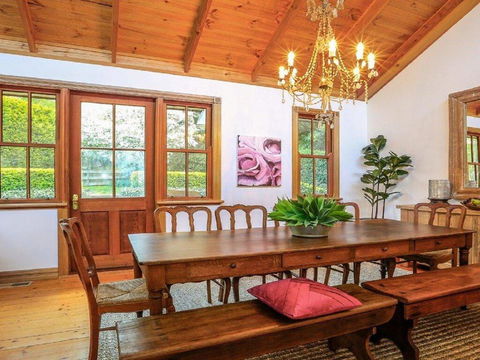 Treetops - Elegant, Inviting, Designer, Cedar Home - Accommodation Gladstone 3