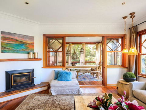 Treetops - Elegant, Inviting, Designer, Cedar Home - Accommodation Gladstone 0