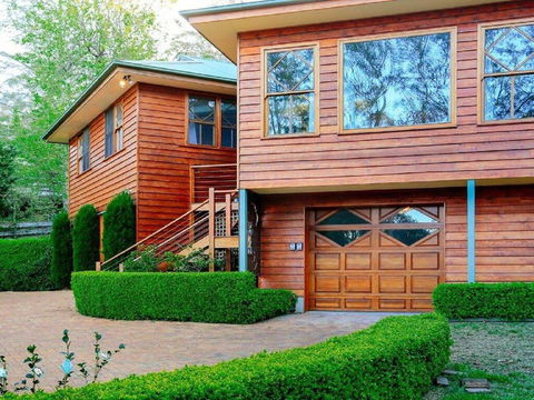 Treetops - Elegant, Inviting, Designer, Cedar Home - Accommodation Gladstone 2