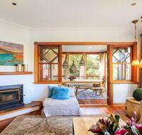 Treetops - elegant inviting designer cedar home - Accommodation Gladstone