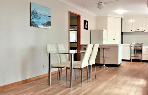 Treetops Hideaway - Accommodation Gladstone 2