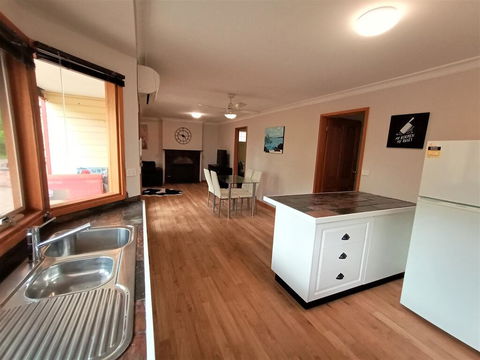 Treetops Hideaway - Accommodation Gladstone 3