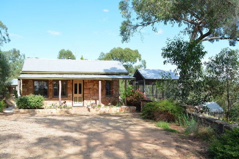 Trestrail Cottage B & B - Accommodation Gladstone 0