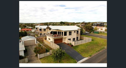 Twelve Apostles Beach House B&B - Accommodation Gladstone 0