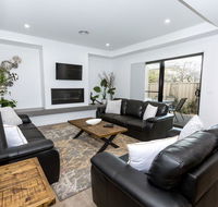 TWO TEN Sleeps 10 Luxury CBD Accommodation - Accommodation Gladstone