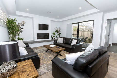 TWO TEN Sleeps 10! Luxury CBD Accommodation - Accommodation Gladstone 0