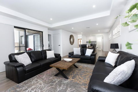 TWO TEN Sleeps 10! Luxury CBD Accommodation - Accommodation Gladstone 2