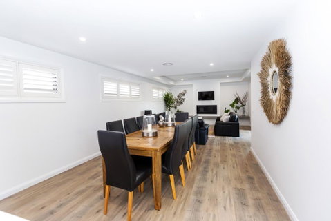 TWO TEN Sleeps 10! Luxury CBD Accommodation - Accommodation Gladstone 1
