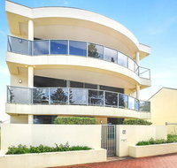 Ultimate Esplanade - 3 Storey Experience - WiFi - Accommodation Gladstone