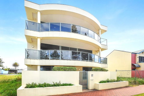 Ultimate Esplanade - 3 Storey Experience - WiFi - Accommodation Gladstone 0