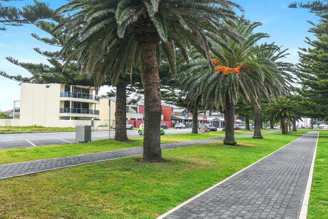 Ultimate Esplanade - 3 Storey Experience - WiFi - Accommodation Gladstone 2