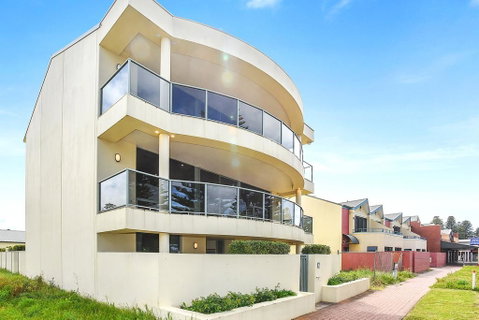 Ultimate Esplanade - 3 Storey Experience - WiFi - Accommodation Gladstone 3