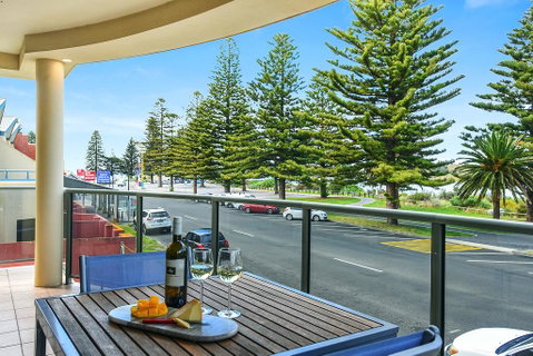 Ultimate Esplanade - 3 Storey Experience - WiFi - Accommodation Gladstone 1