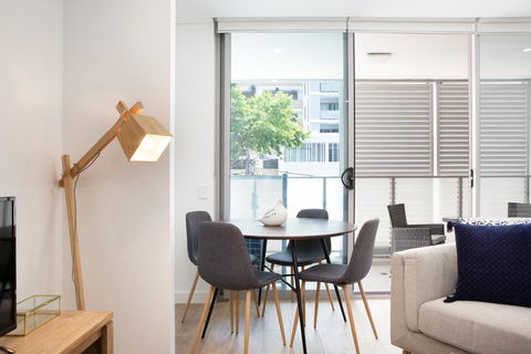 Ultra Modern Studio Suite With Balcony Near Shops - Accommodation Gladstone 2