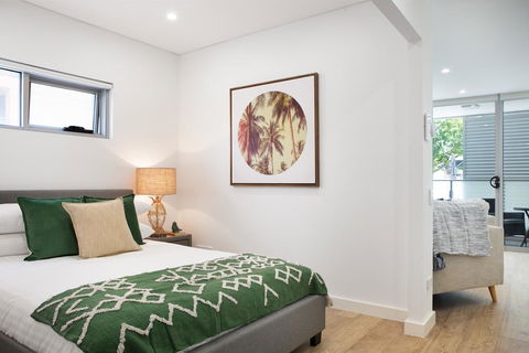 Ultra Modern Studio Suite With Balcony Near Shops - Accommodation Gladstone 0