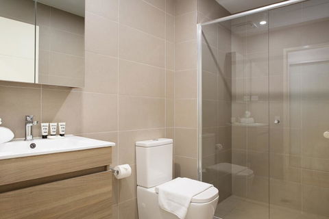 Ultra Modern Studio Suite With Balcony Near Shops - Accommodation Gladstone 1