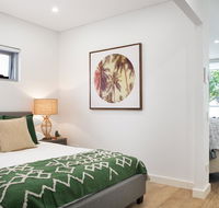 Ultra Modern Studio Suite with Balcony Near Shops - Accommodation Gladstone