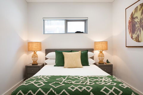 Ultra Modern Studio Suite With Balcony Near Shops - Accommodation Gladstone 3