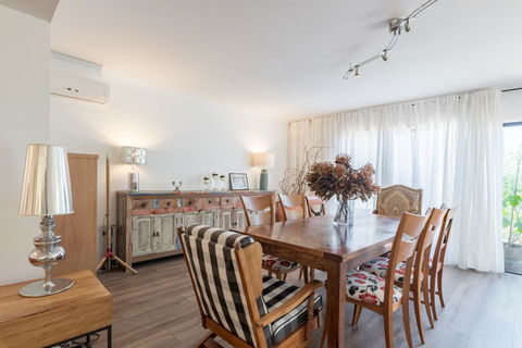 ULTRA SPACIOUS STYLISH HOME IN PRESTONS - SYDNEY - Accommodation Gladstone 1