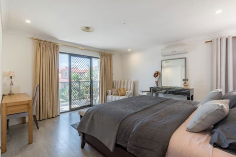 ULTRA SPACIOUS STYLISH HOME IN PRESTONS - SYDNEY - Accommodation Gladstone 2