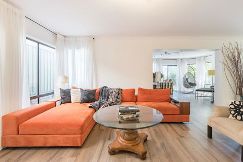 ULTRA SPACIOUS STYLISH HOME IN PRESTONS - SYDNEY - Accommodation Gladstone 0